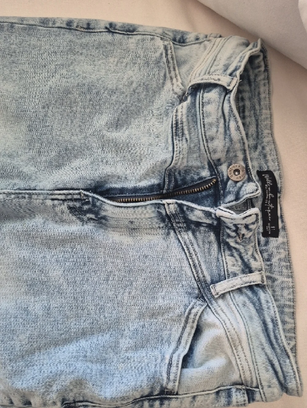 Light Wash Flared Women’s Stretch Jeans - Willow Boutique - Picture 3 of 7